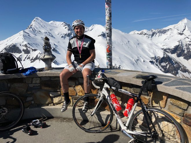 Tako kot mnogi njegovi sodelavci, tudi Aleš Rozman živi športno. Padel je tudi Grossglockner. FOTO: osebni arhiv