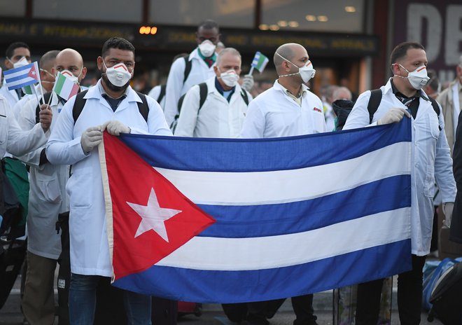 Pomoč kubanskih zdravnikov Italiji FOTO: Reuters