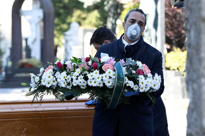 Kot v vojni svojci niso vedeli, kje in kako je umrl njihov bližnji, se moramo tudi mi sprijazniti, da se le v mislih poslovimo od svojca. FOTO: Reuters