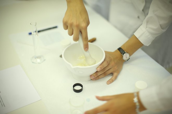 Problematična je izvedba pedagoških obveznosti za študente, ki zahtevajo fizično prisotnost. To so klinične in laboratorijske vaje ter praktično usposabljanje. Foto Jure Eržen