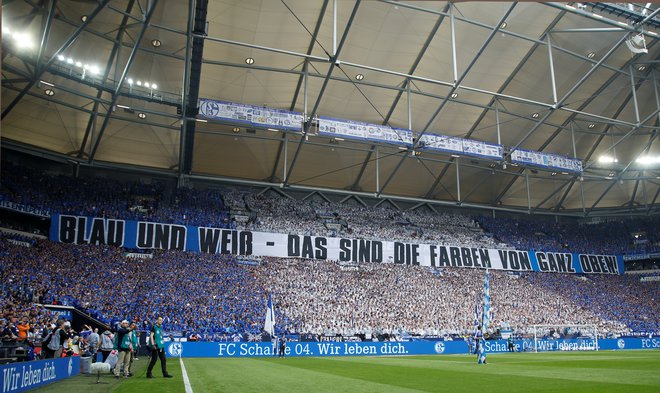 Nemški navijači sodijo med najboljše v Evropi (na fotografiji štadion Schalkeja), v Nemčiji so tudi najbolj domiselni pri iskanju zamisli za obuditev vzdušja brez navijačev.&nbsp;FOTO: Reuters