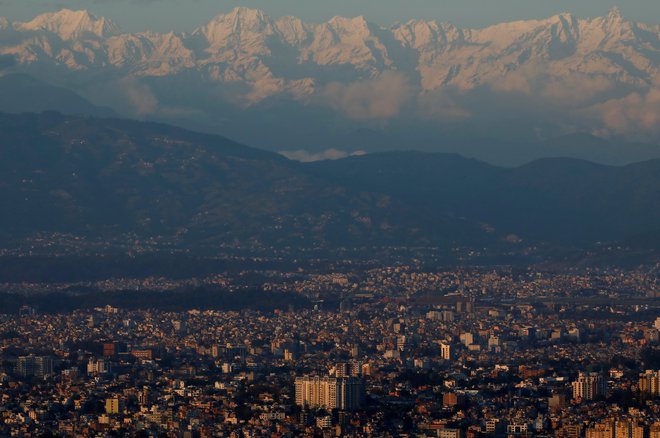 Prvič po petdesetih letih je mogoče videti snežno bele himalajske vrhove. FOTO: Reuters