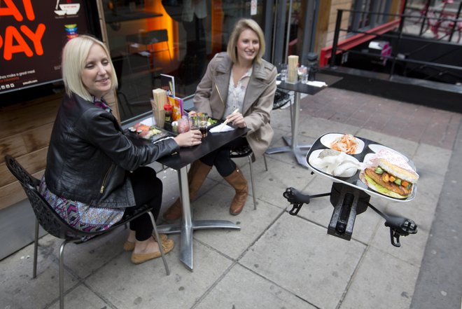 Kako bo drugače? V Londonu je veriga Yo! Sushi uvedla leteči pladenj za suši na dronu. Foto Reuters