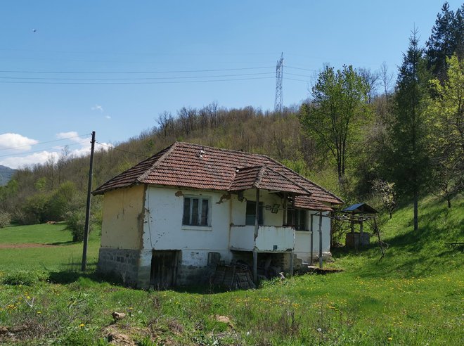 Tradicionalna klasična hiša v Surdulici v južnji Srbiji, zapuščena pred kratkim.
