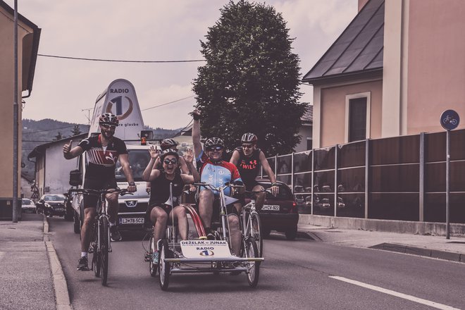 Takole je Miha Deželak&nbsp;lani na kvadrociklu prodiral proti morskemu cilju. Kakšno prevozno sredstvo bo dobil letos, je tudi zanj še skrivnost. FOTO: Darja Štravs Tisu