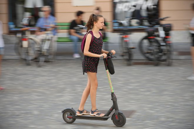 Električni skiroji, ki so majhni in zložljivi, so se izkazali kot dobra rešitev za t. i. mobilnost zadnjega kilometra FOTO: Jure Eržen/Delo