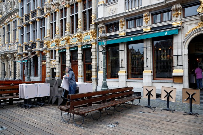 Javnomnenjska raziskava je razkrila, da si osem od desetih Belgijcev želi v kavarno ali restavracijo takoj, ko bo mogoče. V ponedeljek bo očitno gneča in nanjo se že pripravljajo tudi gostinci. FOTO: Francois Lenoir/Reuters