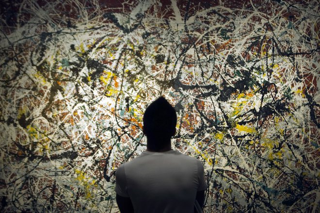 &raquo;Ko slikam, ni naključij, vendar ni ne začetka ne konca,&laquo; je govoril<br />
Jackson Pollock. FOTO: Morteza Nikoubazl/Reuters