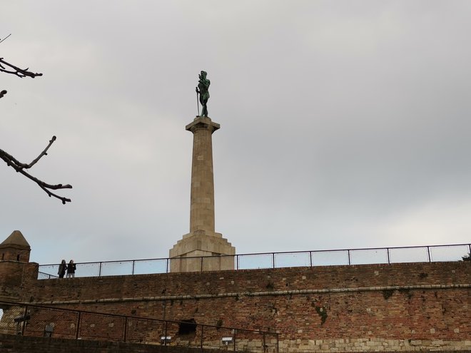 Kip Ivana Meštrovića Zmagovalec se vzpenja v nebo na vrhu Kalemegdana.