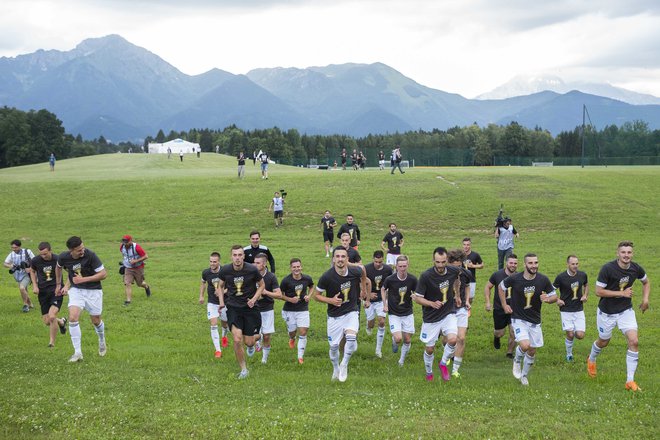 Nogometaši Mure so po pokalnem zmagoslavju na Brdu stekli tudi do najbolj zvestih navijačev, ki so jih spodbujali za ograjo NNC Brdo. FOTO: Jure Banfi/Sobotainfo