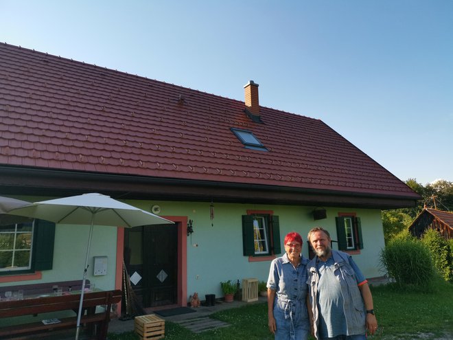 Aljana Primožič in Milan Fridauer - Fredi pred svojim domom v Gruškovcu v Halozah. Foto Milena Zupanič