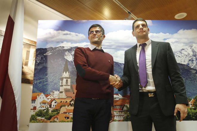 Zoran Stevanović in Matjaž Rakovec, ki se potegujeta za mesto kranjskega župana. Vsi kandidati so se strinjali, da je bila predvolilna kampanja poštena. FOTO: Leon Vidic/Delo