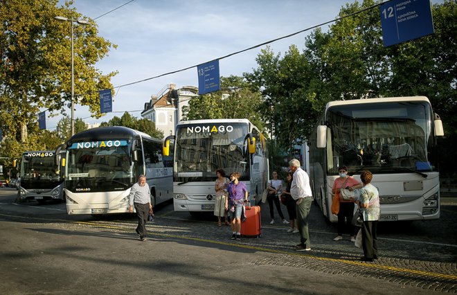 Ker ni skupinskih potovanj, so številnili ponudniki prevozov brez dela.&nbsp;FOTO: Blaž Samec/Delo