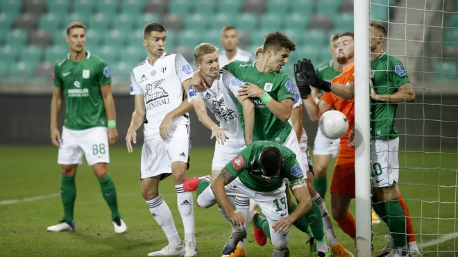 Mura lahko obžaluje izgubljeni točki tudi zavoljo nespretnosti njenih igralcev pred vratarjem Olimpije Žigo Frelihom. FOTO: Blaž Samec/Delo