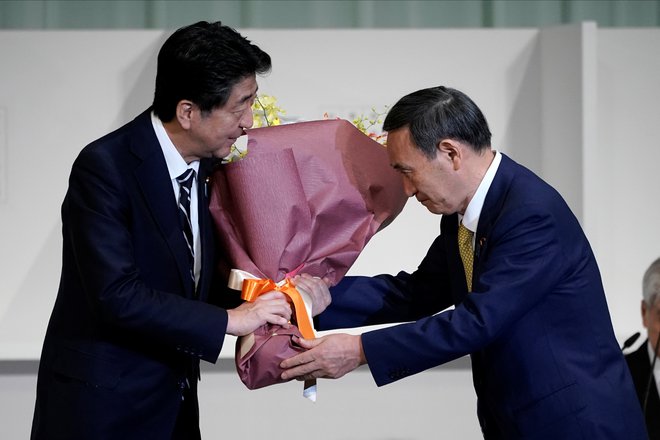 Nekdanji in bodoči premier Japonske Šinzo Abe in Jošihide Suga. FOTO:&nbsp; Eugene Hoshiko/Reuters