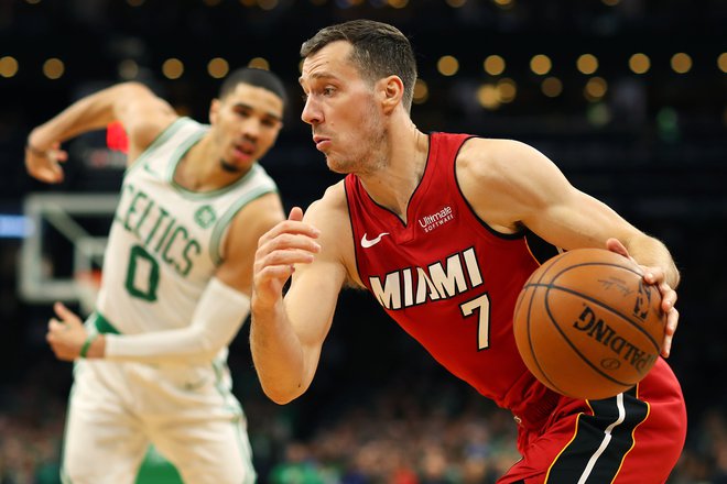 Goran Dragić se zaveda, da bo Jayson Tatum (v ozadju) trd oreh.<br />
FOTO: Maddie Meyer/AFP