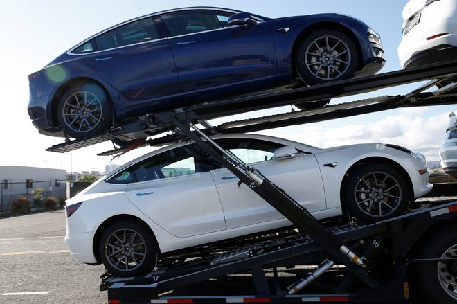 Novih avtomobilov se proda precej manj, kot bi si želeli prodajalci in ponudniki lizinga. FOTO: Stephen Lam/Reuters