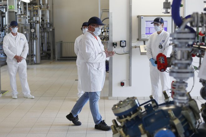 Lek je v obratu v Mengšu med epidemijo začel izdelovati razkuževalno sredstvo. FOTO: Leon Vidic