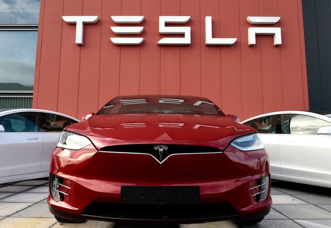 Tesla je prejšni teden presenetil vlagatelje, saj je kljub krizi zaradi koronavirusa v minulem četrtletju ustvaril 104 milijone dolarjev dobička. FOTO: John Thys/AFP