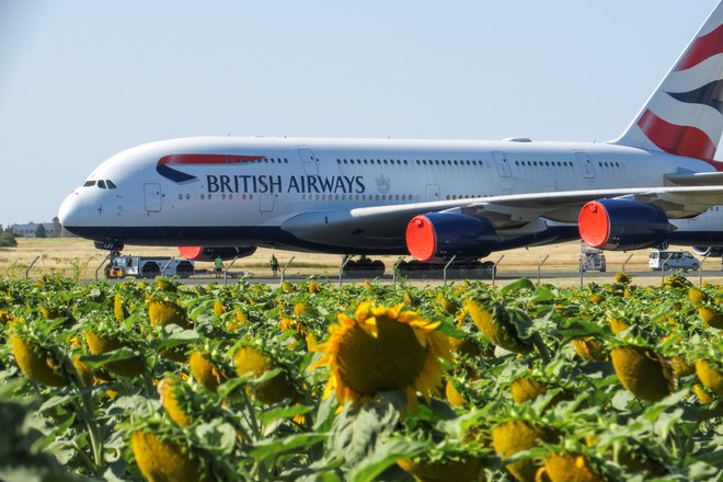 Airbus A380 - fotografirani je &raquo;brezdelno&laquo; parkiran na letališču Chateauroux v Franciji - je postal simbol krize v letalstvu, tako za letalske družbe kot za proizvajalce.<br />
FOTO: Pascal Rossignol/Reuters