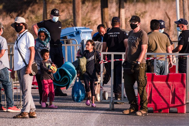 Med 800 preseljenimi prebežniki je 21 okuženih. FOTO: Angelos Tzortzinis/AFP