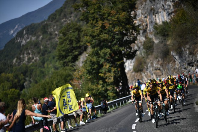 Tour de France se danes nadaljuje z vsemi kolesarji, nihče ni okužen. FOTO: Marco Bertorello/AFP