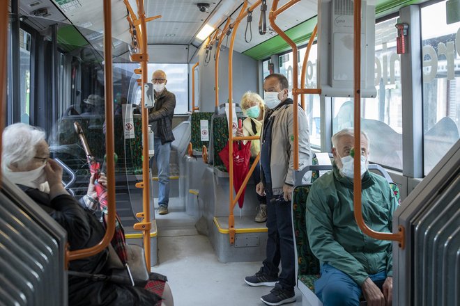 V mestnem prometu brezplačne upokojenske vozovnice IJPP ne veljajo. FOTO: Voranc Vogel/Delo