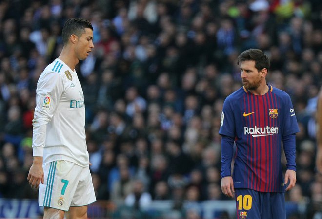 Cristiano Ronaldo (levo) in Lionel Messi se že od nekdaj ne gledata prav lepo. Foto Sergio Perez/Reuters