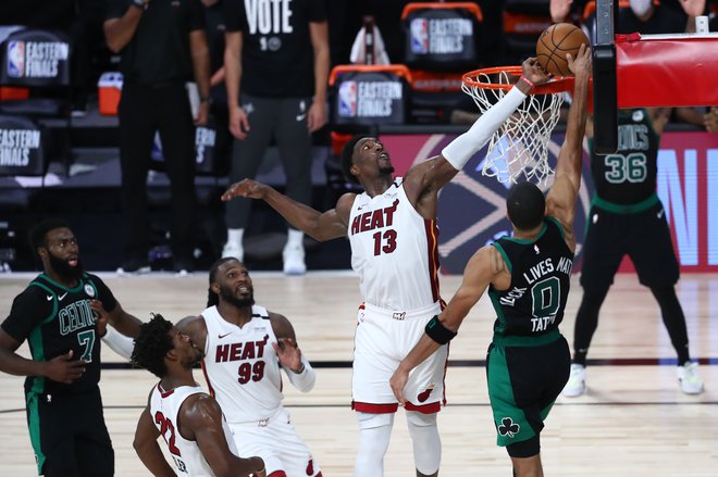 Miamijev košarkar Bam Adebayo (desno) je z blokado ustavil najboljšega Bostonovega strelca Jaysona Tatuma in postavil piko na i prvi finalni tekmi vzhodne konference. FOTO: Kim Klement/USA Today Sports