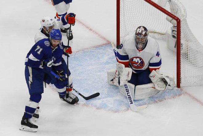 Rus v vratih moštva New York Islanders Semjon Varlamov je bil po treh uvodnih porazi proti Tampa Bay v naslednjih dveh tekmah prvi mož &raquo;otočanov&laquo;. FOTO: Perry Nelson/USA TODAY Sports