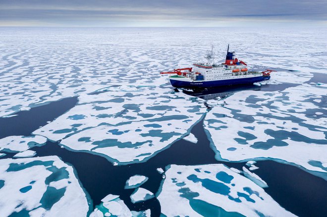 Na fotografiji je nemška raziskovalna ladja Polarstern odprave Mosaic.<br />
Foto Mosaic/Steffen Graupner