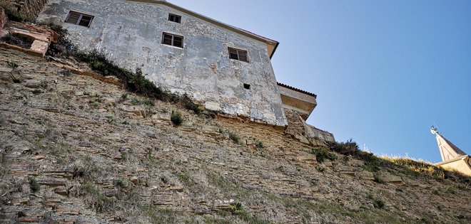 Piransko župnišče lahko zgrmi v prepad. FOTO: Boris Šuligoj