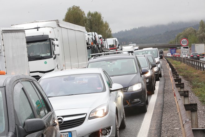 Aplikacija ne računa na prometno nesrečo, na zastoj, ki se celo uro ne premakne nikamor, niti na tihi bes matere, ki se skozi morje pločevine trudi prebiti do svojega otroka. FOTO: Mavric Pivk/Delo