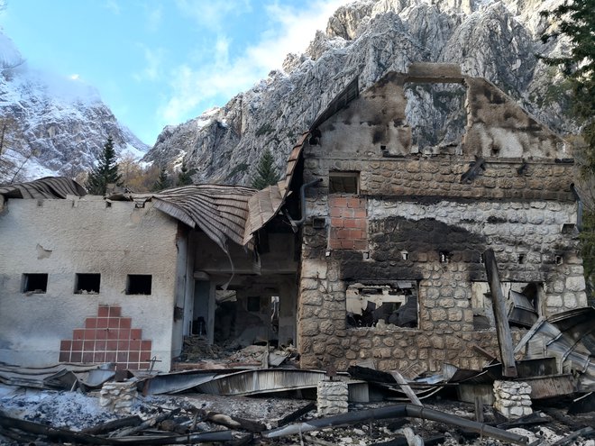 Priljubljen Frischaufov dom na Okrešlju je pogorel lani novembra zaradi napake na električni napeljavi. FOTO: arhiv PZS