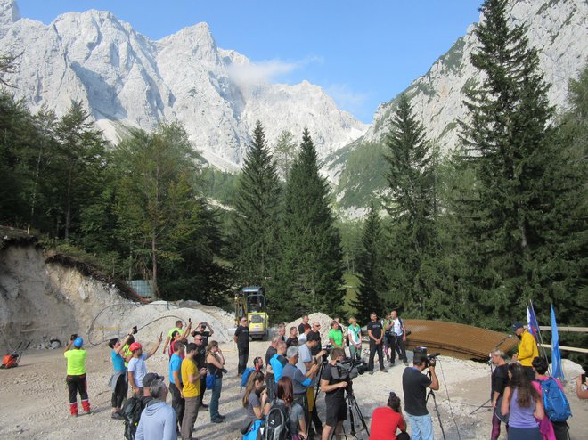 Polaganje temeljnega kamna za novi Frischaufov dom na Okrešlju z eno najlepših kulis. FOTO: Špela Kuralt/Delo