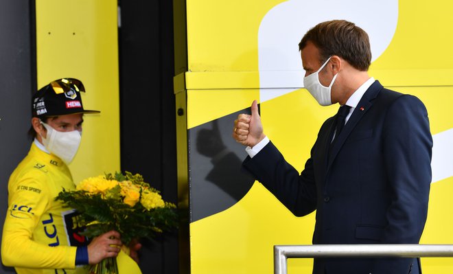 Francoski predsednik Emmanuel Macron je po koronsko čestital nosilcu rumene majice Primožu Rogliču. FOTO: Stuart Franklin/AFP
