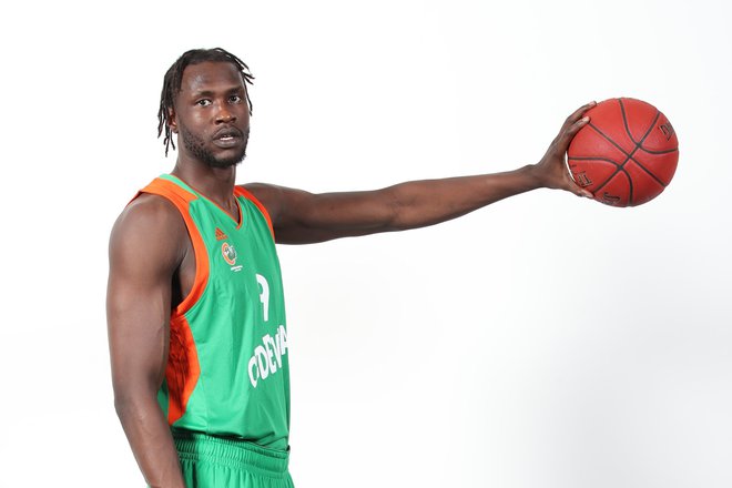 Nesrečni Olimpijin Avstralec Mangok Mathiang je na zadnjem treningu pred večernim košarkarskim dvobojem proti Krki že zaključil sezono. FOTO: Twitter/KK Cedevita Olimpija