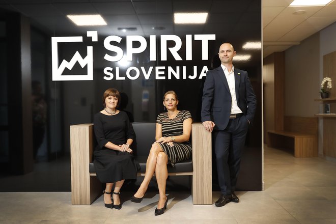 Spirit Slovenija izvaja veliko storitev na enem mestu za slovenske podjetnike in izvoznike, poudarjajo direktorica Ajda Cuderman (na sredini), Mateja Jarc, vodja sektorja za spodbujanje internacionalizacije, in Vid Habjan, vodja sektorja za spodbujanje tujih neposrednih investicij. FOTO: Leon Vidic/Delo