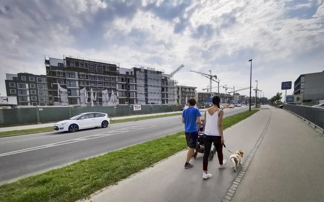 Največja stanovanjska soseska v prestolnici, ki jo pospešeno gradijo, je Novo Brdo, kjer bo 174 najemnih stanovanj ljubljanskega sklada in kar 498 republiškega. Foto: Jože Suhadolnik