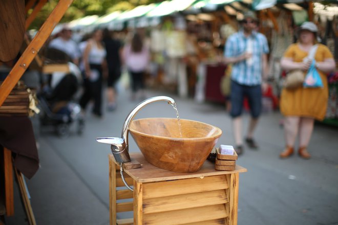 Pitna voda brez klora je pravo razkošje za Evropo in svet. FOTO: Jure Eržen/Delo