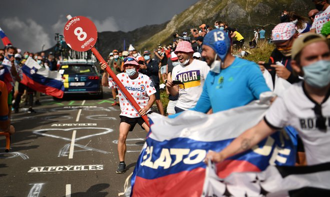 Bolj ko se bliža vrhunec dirke, večja sta navdušenje in želja biti v živo priča ­zgodovinskemu uspehu. FOTO: Anne-Christine Poujoulat /AFP