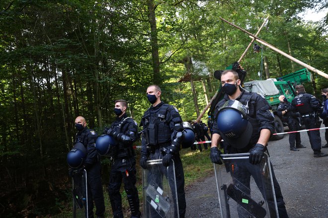 V Nemčiji je več policistov sodelovalo v spletnih klepetalnicah s skrajno desničarsko tematiko.&nbsp;FOTO: Kai Pfaffenbach/Reuters