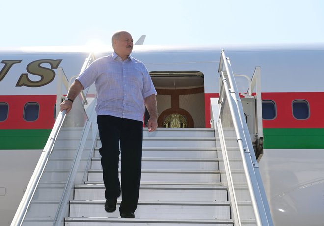 Beloruski predsednik Aleksander Lukašenko ob prihodu v ruski Soči.&nbsp;FOTO: Belta Via Reuters