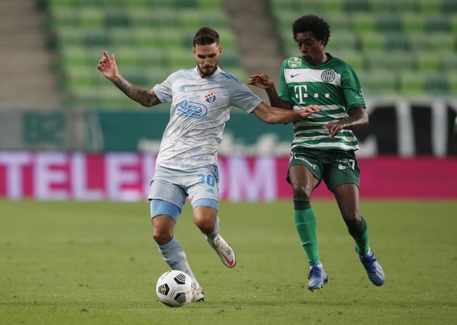 Slovenski reprezentant Petar Stojanović se je takole boril z Brazilcem Somalio, na tej tekmi najboljšim igralcem pri Ferencvarosu. FOTO: Bernadett Szabo/Reuters