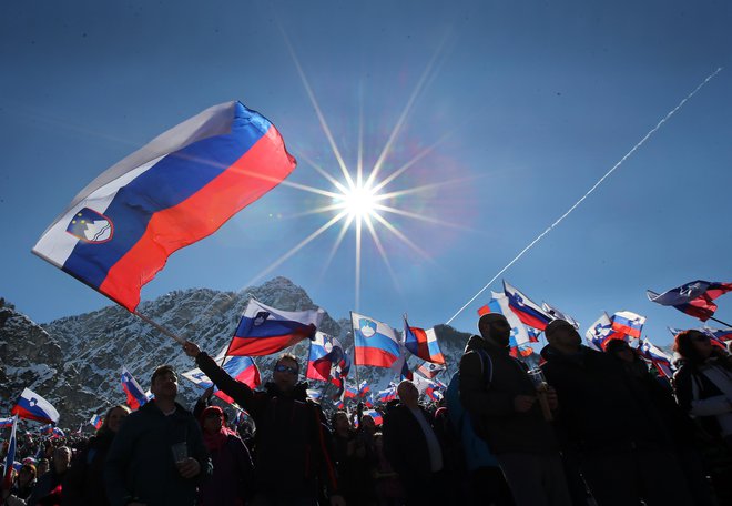 Veliko razlogov za ponos imamo Slovenci, naši športniki in Planica so med njimi, a ugled urejene družbe, katere člani resno jemljemo svoje obveznosti, je kapital, ki ga ne gre po nemarnem zapraviti. Foto Tomi Lombar/delo Lombar Tomi