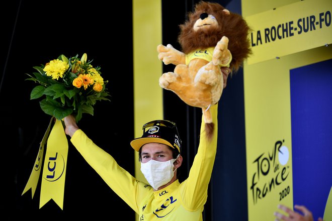 Primož Roglič je že v devetih etapah nosil rumeno majico, kot kaže, bo v njej prikolesaril tudi v Pariz. Foto Anne-Christine Poujoulat/AFP