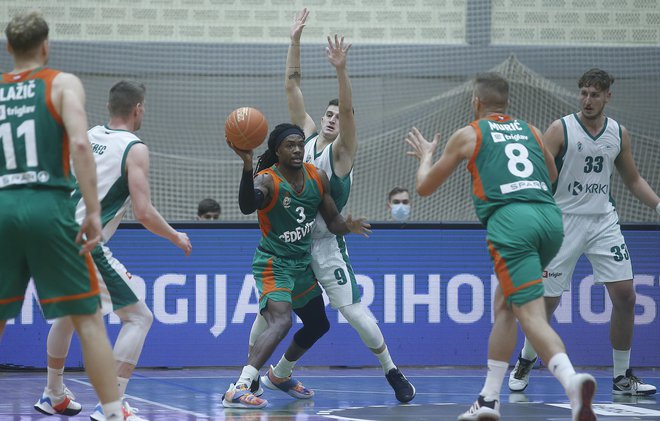 Kendrick Perry (z žogo) je bil izbran za najboljšega košarkarja dvoboja v Kranju. FOTO: Blaž Samec