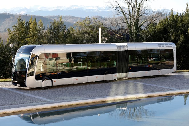 Od jeseni lani na demonstracijskih izletih vozi Febus, francoski projekt avtobusa na vodikove gorilne celice. FOTO: Reuters