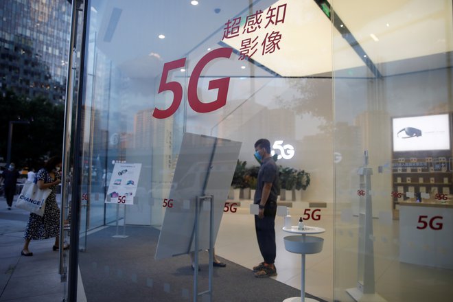 Tekma za obvladovanje tehnologije na področju 5G lahko prispeva k temu, da se bodo uveljavljene verige vrednosti pretrgale in preoblikovale.<br />
FOTO: Carlos Garcia Rawlins/Reuters