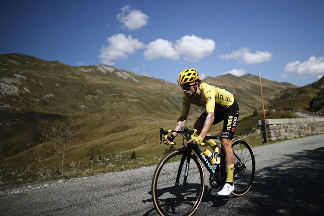 Primož Roglič in njegova ekipa sta tudi z izbiro črnih okvirjev zmanjšala težo koles za gorske etape. FOTO: Benoit Tessier/Reuters